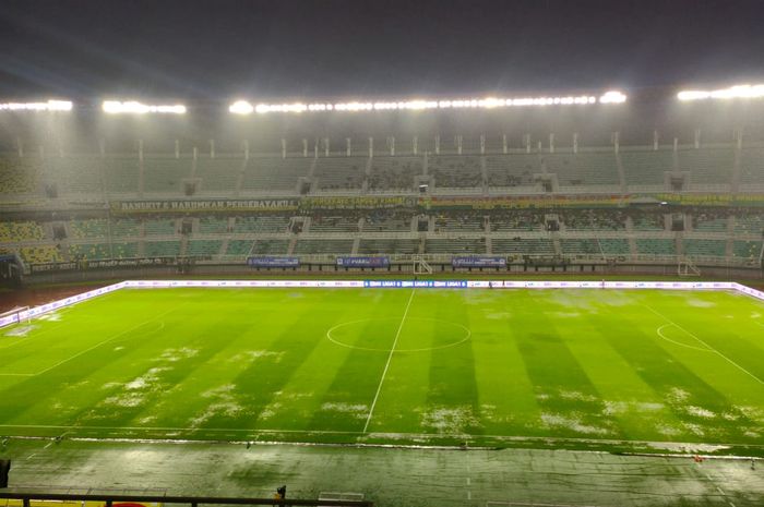 Stadion Gelora Bung Tomo tergenang sehingga membuat laga Persebaya Surabaya vs Semen Padang dihentikan. 