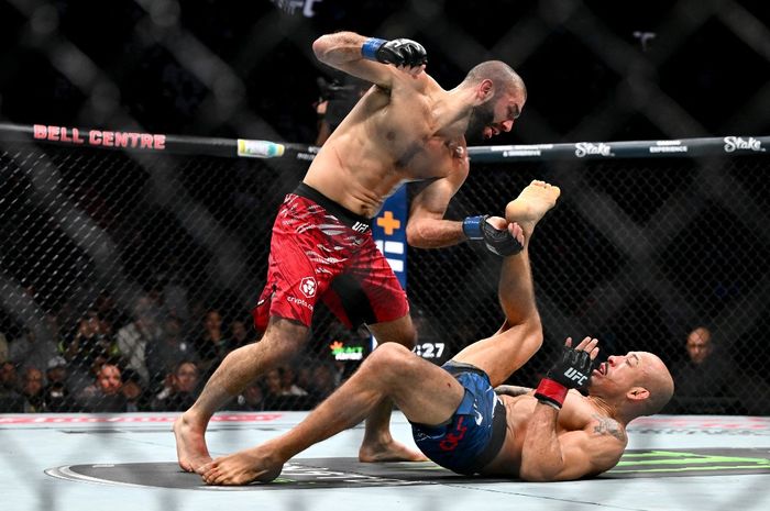 Aiemann Zahabi (kiri) bertarung melawan Jose Aldo dalam pertarungan kelas bantam di UFC 315 di Bell Centre pada 10 Mei 2025 di Montreal, Quebec.