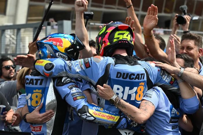 Dua pembalap BK8 Gresini Racing, Alex Marquez dan Fermin Aldeguer berselebrwsi setelah kompak podium pada sprint race MotoGP Prancis 2025 di Sirkuit Bugatti Le Mans, Prancis, Sabtu (10/5/2025).