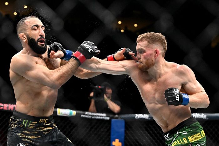 Penyebab kekalahan Belal Muhammad (kiri) pada UFC 315 coba diulas oleh pelatih Khabib Nurmagomedov, Javier Mendez.