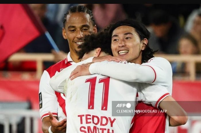 Pemain timnas Jepang, Takumi Minamino (kanan), merayakan gol untuk AS Monaco ke gawang Lyon di partai Liga Prancis (10/5/2025). Monaco dan Olympique Marseille lolos ke Liga Champipns musim depan.