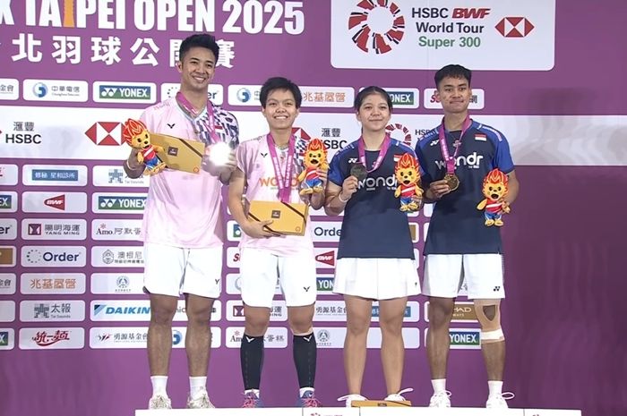 Jafar Hidayatullah/Felisha Alberta Nathaniel Pasaribu naik podium juara bersama Dejan Ferdinansyah/Siti Fadia Silva Ramadhanti yang meraih runner-up pada Taipei Open 2025 di Taipei Arena, Taipei, Taiwan, Minggu (11/5/2025).
