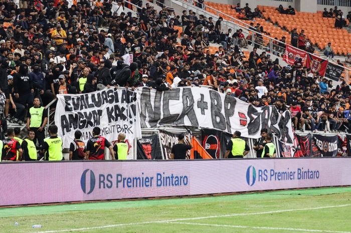 Sejumlah The Jakmania memberikan protes terhadap manajemen Persija Jakarta di Jakarta International Stadium (JIS), Jakarta Utara, Sabtu (10/5/2025) malam.