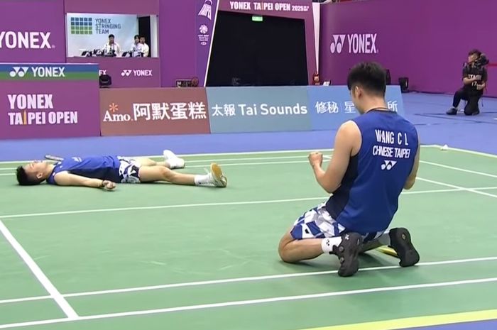 Pasangan Taiwan, Chiu Hsiang Chieh/Wang Chi-lin, merayakan gelar juara pertamanya tahun ini di Taipei Open 2025 usai menaklukkan si penjegal Fajar/Rian, Kang Min-hyuk/Ki Dong-ju.