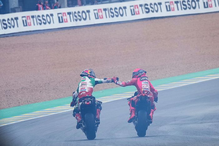Gestur respek antaran pemenang balapan MotoGP Prancis, Johann Zarco dari LCR Honda (kiri) dan Marc Marquez dari Ducati (kanan)