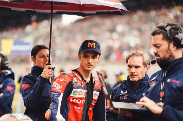 Pembalap Honda HRC Castrol, Luca Marini, saat bersiap di grid sebelum balapan utama MotoGP Prancis 2025 di Sirkuit Bugatti, Le Mans, Prancis, Minggu (11/5/2025).