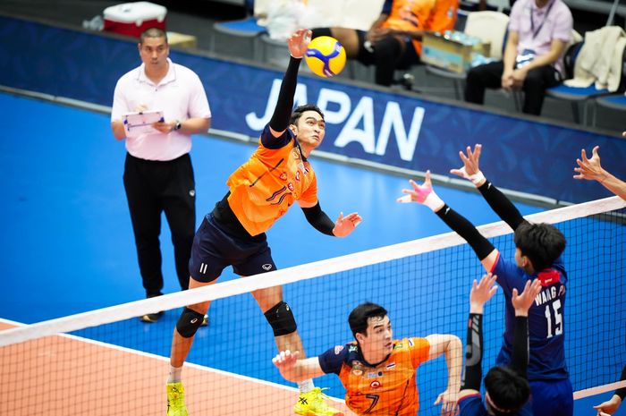 Outside hitter Indonesia, Doni Haryono saat memperkuat Nakhon Ratchasima melawan Taichung Bank pada pertandingan pul C AVC Men's Champions League 2025 di Panasonic Arena, Osaka, Jepang, Senin (12/5/2025).
