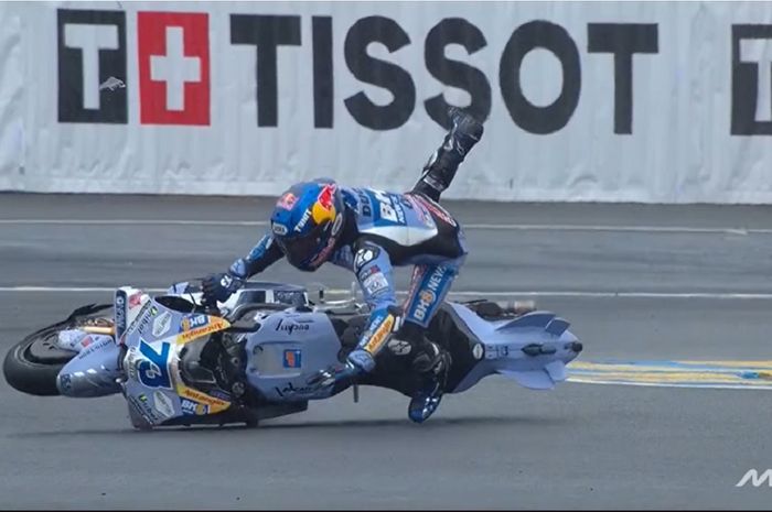 Pembalap BK8 Gresini Racing, Alex Marquez terjatuh pada balapan utama MotoGP Prancis 2025 di Sirkuit Bugatti, Le Mans, Prancis, Minggu (11/5/2025).
