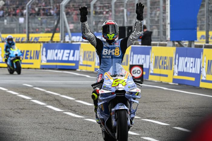 Perayaan pembalap BK8 Gresini Racing, Fermin Aldeguer setelah meraih podium ketiga MotoGP Prancis 2025 di Sirkuit Bugatti, Le Mans, Prancis, Minggu (11/5/2025).