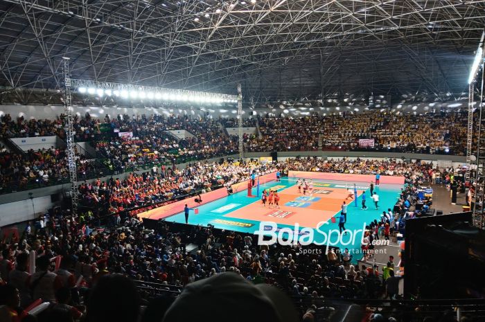Suasana pertandingan grand final Proliga 2025 antara Jakarta Pertamina Enduro dan Jakarta Popsivo Polwan di GOR Among Rogo, Yogyakarta, 10 Mei 2025.