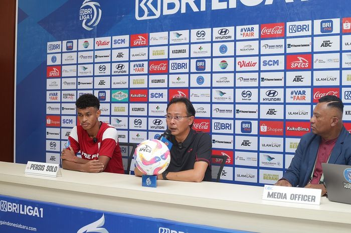 Pelatih Persis Solo, Ong Kim Swee berbicara mengenai kemenangan timnya atas PSBS Biak pada pekan ke-32 Liga 1, Minggu (11/5/2025).