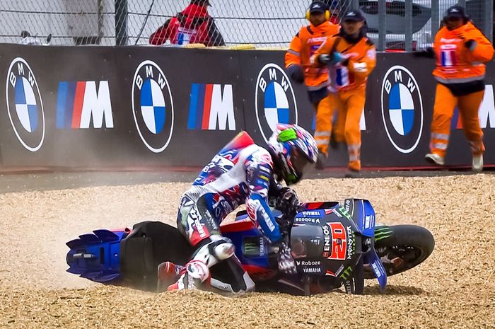 Pembalap Monster Energy Yamaha, Fabio Quartararo, berusaha mengangkat motornya setelah terjatuh pada balapan MotoGP Prancis di Sirkuit Bugatti, Le Mans, Prancis, 12 Mei 2025.