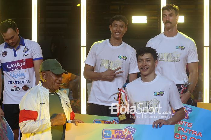 Farhan Halim menerima penghargaan sebagai pemain terbaik Proliga 2025 dalam upacara setelah babak grand final di GOR Among Rogo, Yogyakarta, 11 Mei 2025.