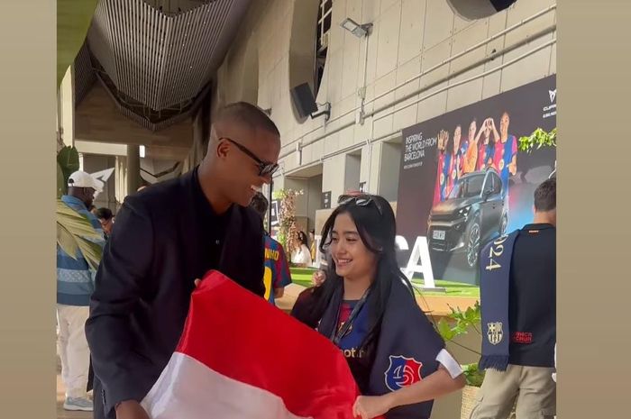 Pelatih Timnas Indonesia Patrick Kluivert yang memamerkan foto bersama suporter asal Indonesia saat menonton laga El Clasico antara Barcelonoa Vs Real Madrid pada Minggu (11/5/2025).
