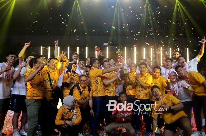 Jakarta Bhayangkara Presisi merayakan gelar juara setelah mengalahkan Jakarta LavAni Livin Transmedia pada grand final Proliga 2025 di Yogyakarta, 11 Mei 2025.