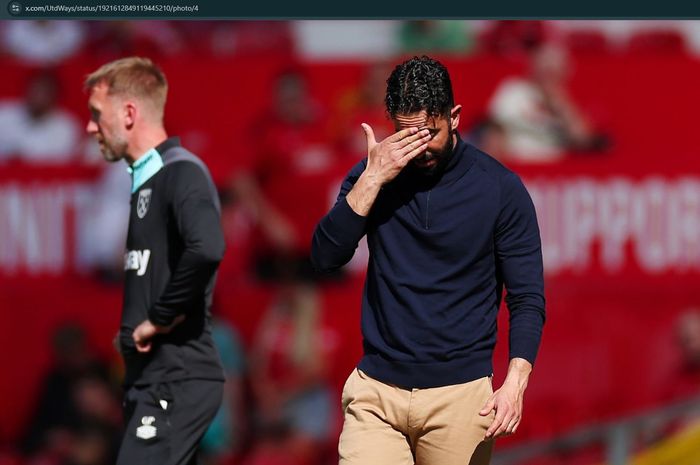 Ekspresi sedih tampak dari raut wajah pelatih Manchester United, Ruben Amorim, meski tertutupi tangan, saat Setan Merah dibekuk 0-2 oleh West Ham United.