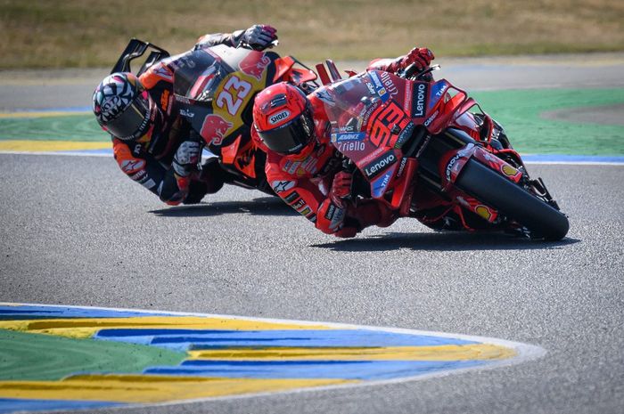 Pembalap Red Bull KTM Tech3, Enea Bastianini di belakang Marc Marquez (Ducati) pada balapan MotoGP Prancis 2025 di Sirkuit Le Mans, Minggu (11/5/2025).