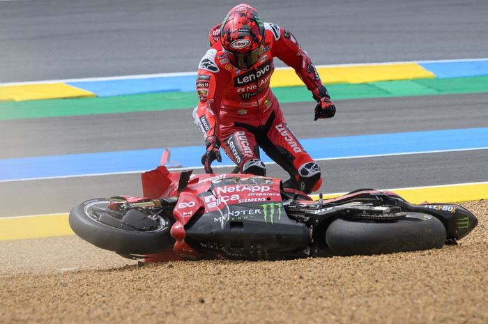 Pembalap Ducati Lenovo, Francesco Bagnaia, menghampiri motor setelah terjatuh pada balapan utama MotoGP Prancis 2025 di Sirkuit Le Mans, Minggu (11/5/2025).