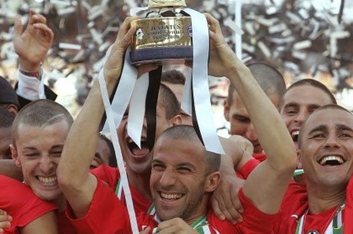 Pemain-pemain Juventus merayakan keberhasilan menjuarai Liga Italia 2005-2006 pada 14 Mei 2006 tetapi mereka kemudian didegradasi ke Serie B karena skandal Calciopoli.