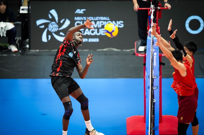 Spiker Al Rayyan (Qatar), Noumory Keita melepaskan pukulan saat menghadapi  Sport Training Center3 (Vietnam) pada laga fase grup AVC Champions League di Panasonic Arena, Osaka, Jepang, Selasa (13/5/2025)