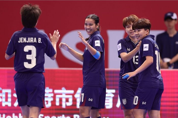 Thailand berhasil melaju ke babak semifinal Piala Asia Futsal Putri 2025 setelah mengalahkan Hong Kong dengan skor telak 5-2.