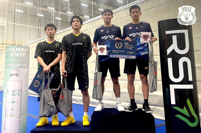 Ganda putra Indonesia, Nikolaus Joaquin/Raymond Indra (kanan), berpose di podium setelah menjadi juara Denmark Challenge 2025 di Farum, Denmark, 11 Mei 2025.
