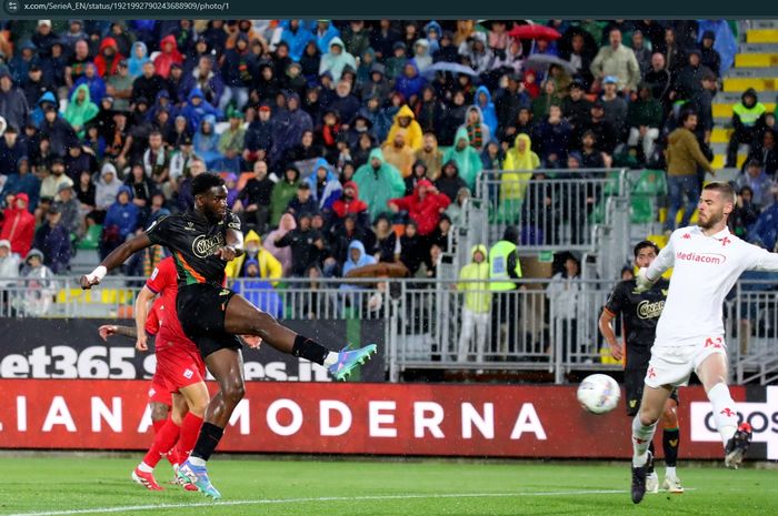 Momen terciptanya gol pertama Venezia yang diukir oleh Fali Cande ke gawang kiper Fiorentina, David de Gea dalam duel pekan ke-36 Liga Italia 2024-2025.