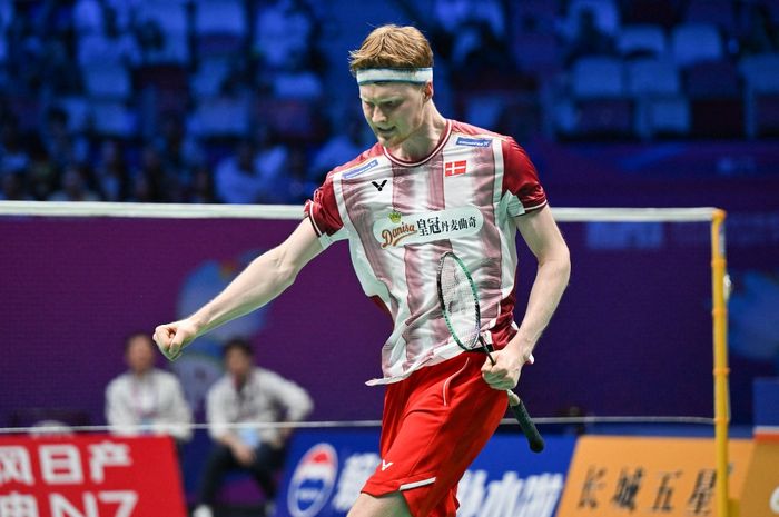 Pebulu tangkis tunggal putra Denmark, Anders Antonsen, bereaksi seusai mencetak poin dalam perempat final Sudirman Cup 2025 melawan Korea Selatan di Xiamen Fenghuang Gymnasium, China, 2 Mei.