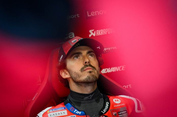 Pembalap Ducati Lenovo, Francesco Bagnaia, berada di garasi saat sesi Free Practice MotoGP Prancis 2025 di Sirkuit Le Mans, Sabtu (10/5/2025).