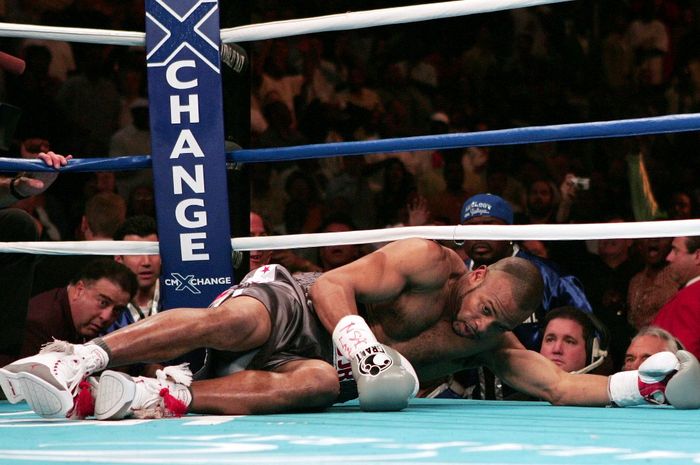 Roy Jones Jr mengalami kekalahan KO yang mengejutkan dari Antonio Tarver pada 15 Mei 2004.