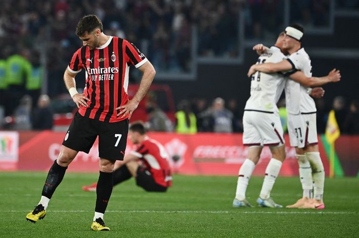 Reaksi lesu bomber AC Milan, Santiago Gimenez, ketika pemain Bologna merayakan kemenangan pada final Coppa Italia di Olimpico (14/5/2025). Bologna sukses menyegel trofi pertamanya dalam 51 tahun!