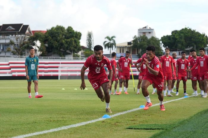 Pemain-pemain Malut United dalam latihan sehari jelang laga Liga 1 melawan PSIS Semarang, Kamis (15/5/2025) di Ternate.