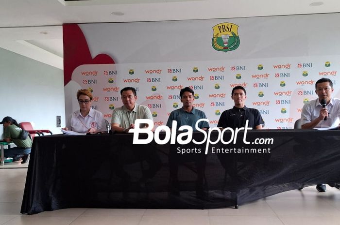 Dari kiri ke kanan, Yuni Kartika (Kabid Humas PBSI), Eng Hian (kabid binpres pbsi), Chico Aura Dwi Wardoyo, Jonatan Christie ( tunggal putra), Taufik Hidayat (Wakil Ketum 1 PBSI) dalam konferensi pers di pelatnas Cipayung, Jakarta, Kamis (15/5/2025).
