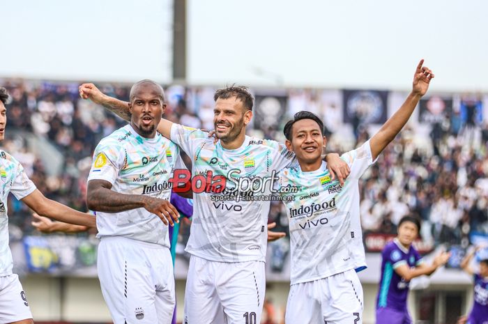 (Dari kiri ke kanan) Kastaneer, Tyronne Del Pino, dan Becham Putra sedang melakukan selebrasi dalam laga pekan ke-33 Liga 1 2024/2025 antara Persita Tangerang versus Persib Bandung di Stadion Indomilk Arena, Tangerang, Banten, Jumat (16/5/2025).