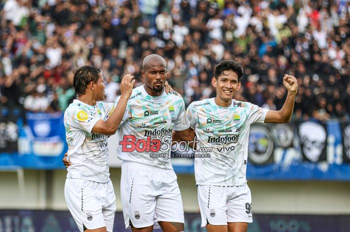(Dari kiri ke kanan) Adam Alis, Garvane Zjandric Adonnis Kastaneer, dan Ryan Kurnia sedang melakukan selebrasi seusai mencetak gol dalam laga pekan ke-33 Liga 1 2024/2025 antara Persita Tangerang versus Persib Bandung di Stadion Indomilk Arena, Tangerang, Banten, Jumat (16/5/2025).
