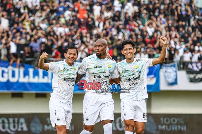 (Dari kiri ke kanan) Adam Alis, Garvane Zjandric Adonnis Kastaneer, dan Ryan Kurnia sedang melakukan selebrasi seusai mencetak gol dalam laga pekan ke-33 Liga 1 2024/2025 antara Persita Tangerang versus Persib Bandung di Stadion Indomilk Arena, Tangerang, Banten, Jumat (16/5/2025).