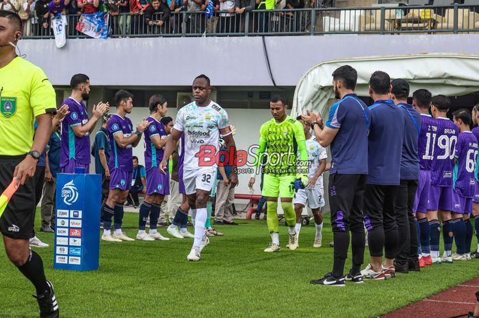 Sejumlah pemain Persib Bandung seperti Victor Igbonefo (depan) dan Teja Paku Alam (belakang) mendapatkan sambutan prosesi Guard of Honour dari Persita Tangerang dalam laga pekan ke-33 Liga 1 2024/2025 di Stadion Indomilk Arena, Tangerang, Banten, Jumat (16/5/2025).