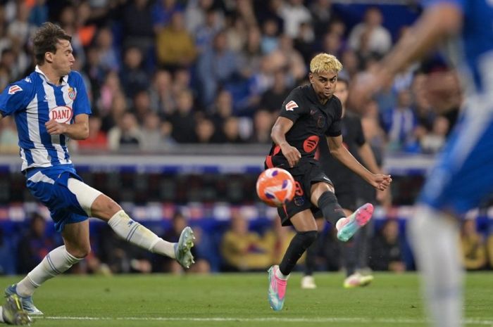 Aksi Lamine Yamal saat melawan Espanyol pada lanjutan Liga Spanyol 2024-2025.