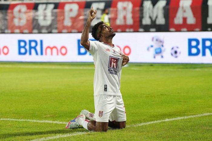 Yance Sayuri mencetak hattrick saat Malut United mengalahkan PSIS 5-1 pada pekan ke-33 Liga 1 2024-2025, Jumat (16/5/2025) di Ternate.