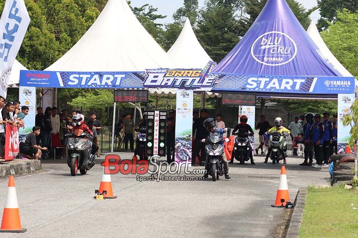 Balapan bertajuk drag battle dalam acara Yamaha Cup Race 2025 di Sport Center Rumbai, Pekanbaru, Riau, Sabtu (17/5/2025) siang.