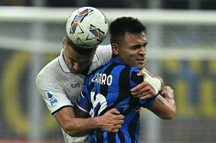 Aksi Lautaro Martinez dihalangi Alessandro Buongiorno pada pertandingan Inter Milan vs Napoli dalam lanjutan Liga Italia di San Siro, Milano (10/11/2024).