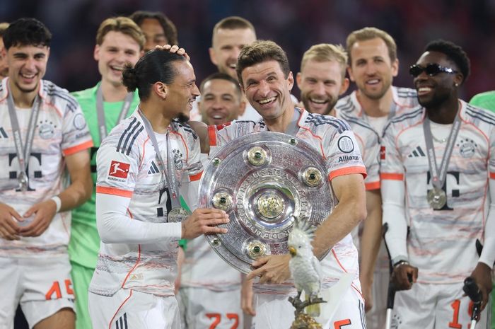 Thomas Mueller meraih gelar Bundesliga terakhirnya bersama Bayern Muenchen setelah dipastikan juara musim ini. Bayern menutup musim dengan kemenangan atas Hoffenheim, Sabtu (17/5/2025).