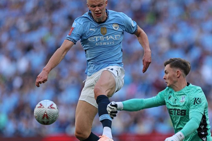 Pep Guardiola berbicara soal keputusan Erling Haaland memberikan penalti kepada Omar Marmoush pada pertandingan melawan Crystal Palace, Sabtu (17/5/2025).