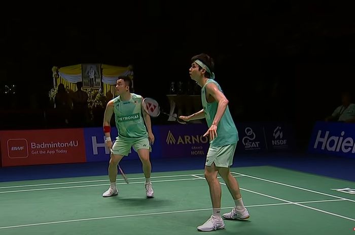 Pasangan ganda putra, Aaron Chia/Soh Wooi Yik, mengawinkan gelar juara untuk Malaysia usai menumbangkan pasangan Denmark, William Kryger Boe/Christian Faust Kjaer, di final Thailand Open 2025.
