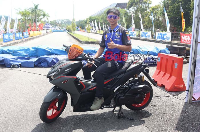 Pembalap Indonesia bernama Wahyu Nugroho sedang berfoto dengan Aerox Turbo saat hadir pada Yamaha Cup Race 2025 di Sport Center Rumbai, Pekanbaru, Riau, Sabtu (17/5/2025) siang.