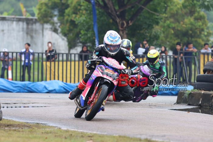 Sejumlah pembalap motor bebek Yamaha sedang memacu kendaraannya saat bertanding pada Yamaha Cup Race 2024 di Sport Center Rumbai, Pekanbaru, Riau, Minggu (18/5/2025).