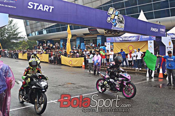 Sejumlah pembalap motor bebek Yamaha sedang memacu kendaraannya saat bertanding pada Yamaha Cup Race 2024 di Sport Center Rumbai, Pekanbaru, Riau, Minggu (18/5/2025).