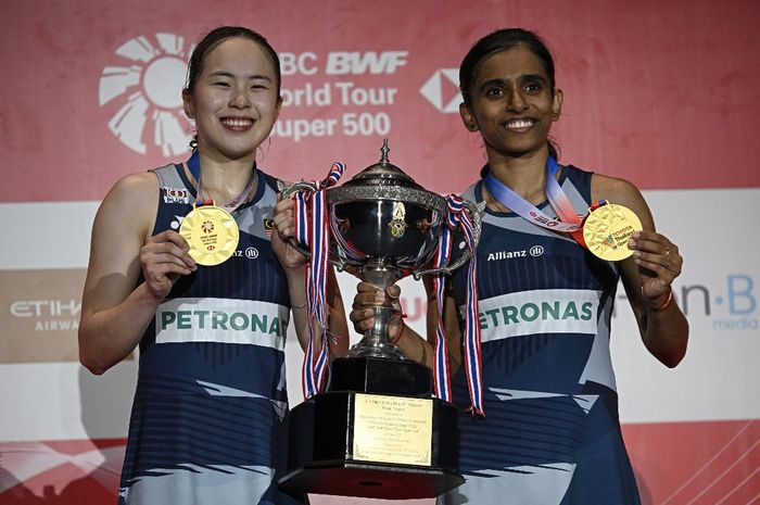 Pasangan ganda putri Malaysia, Pearly Tan/Thinaah Muralitharan, berpose dengan trofi juara Thailand Open 2025 di Nimibutr Stadium, Bangkok, Thailand, Minggu (18/5/2025).