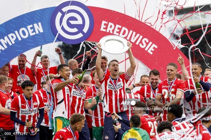 PSV Eindhoven merayakan gelar juara Liga Belanda untuk keduanya kalinya secara beruntun.