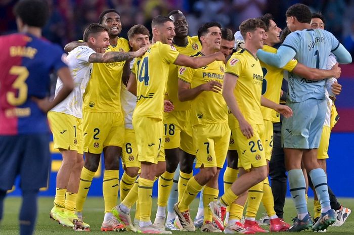 Para pemain Villarreal merayakan kemenangan atas Barcelona di LIga Spanyol yang meloloskan mereka ke Liga Champions musim depan usai berjaya di Montjuic (18/5/2025).